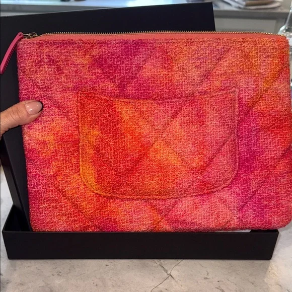 Authentic NEW CHANEL 19 Large Quilted Tweed O-Case in Coral/Pink - Picture 4 of 8
